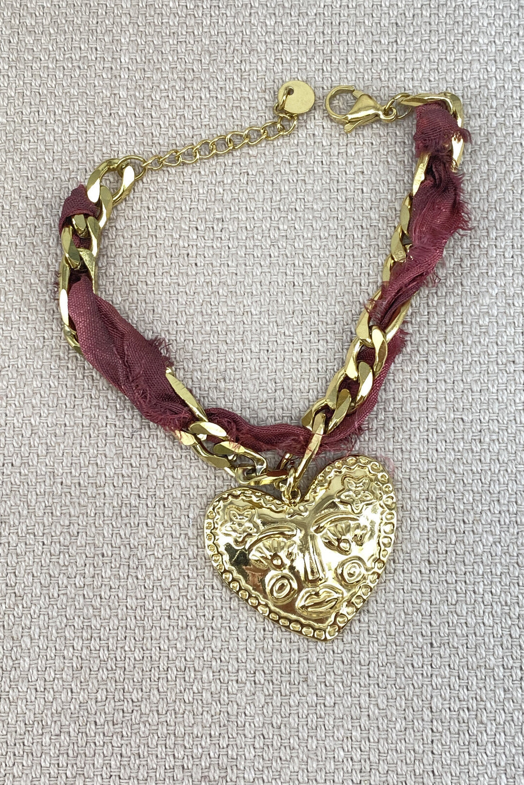Bracelet with gold chain and heart-shaped 